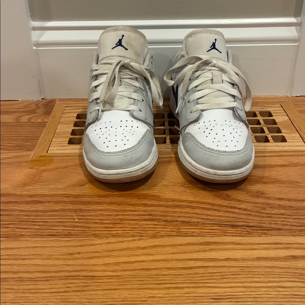 Nike Jordan 1 low Georgetown size 6 youth. - Picture 3 of 6